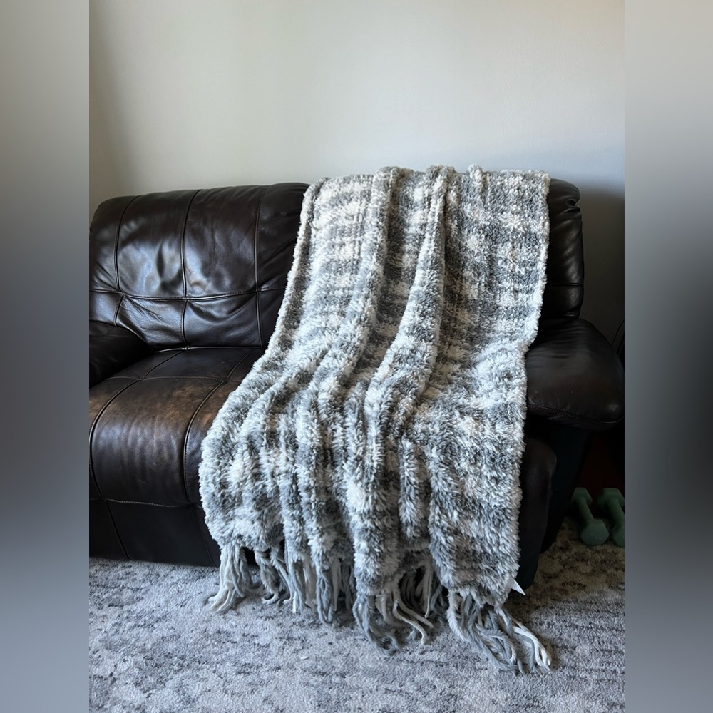 UGG Throw - Picture 11 of 16